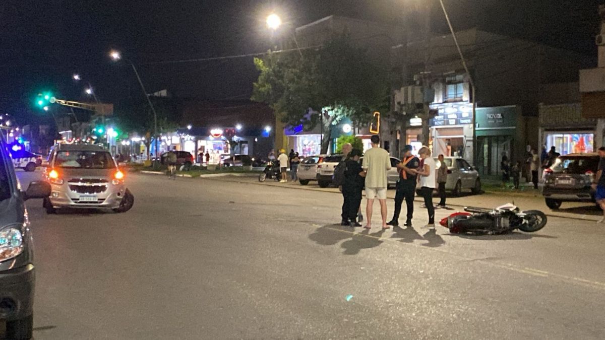 Un accidente de tránsito entre un auto y una moto provocó la hospitalización de una persona este lunes por la tarde noche en Santa Fe.