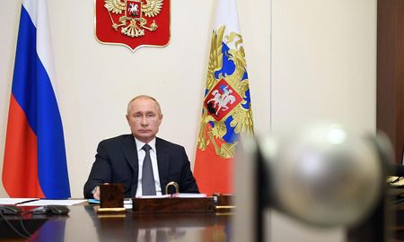 Putin apoyó la idea de implementar diez días no laborables en Rusia para tratar de contener los contagios de covid. Putin apoyó la idea de implementar diez días no laborables en Rusia para tratar de contener los contagios de covid.