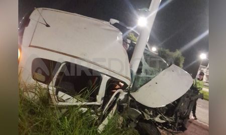 El conductor de un vehículo impactó contra una columna de luz sobre el corredor vial. El conductor de un vehículo impactó contra una columna de luz sobre el corredor vial.