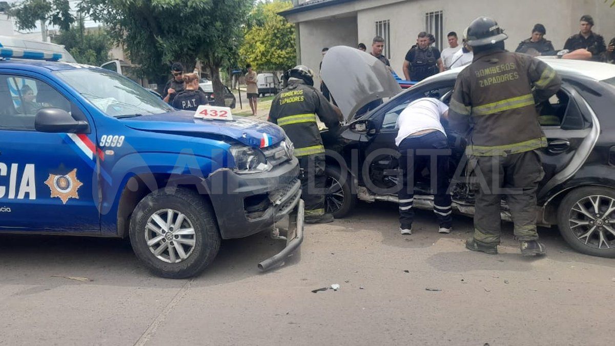 Parte de la carrocería del taxi sufrió importantes daños.&nbsp;