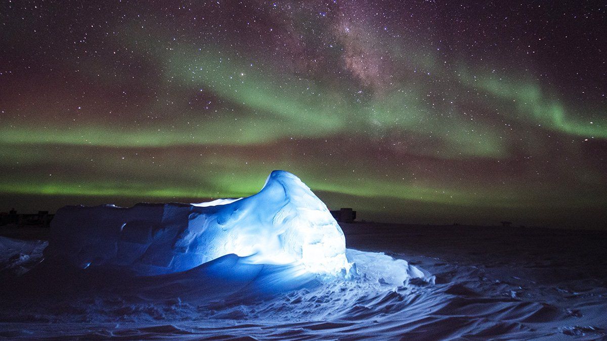 Aurora austral sobre un iglú iluminado con LED