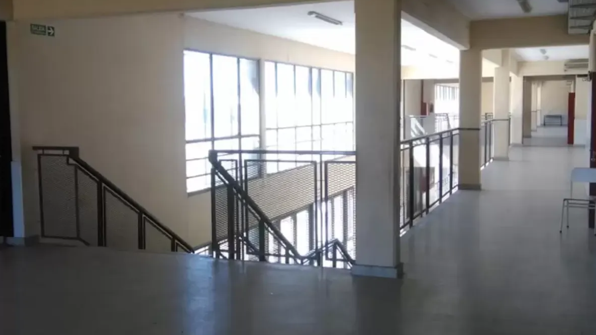 La directora de la Escuela Primaria N°63 sufrió un traumatismo de cráneo mientras intentaba frenar una pelea entre alumnos.