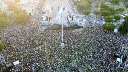 Una multitud en Rosario vibra al ritmo de Fito Páez, con un festival gratuito en el Monumento a la Bandera
