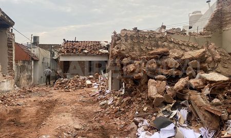 Unaimpactante explosión que derivó en un voraz incendio se produjo este martes en una vivienda ubicada en 1° de Mayo al 3600. Unaimpactante explosión que derivó en un voraz incendio se produjo este martes en una vivienda ubicada en 1° de Mayo al 3600.