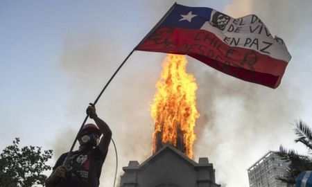 Banderas mapuche, batucadas y algunos incidentes en el primer aniversario de las protestas en Chile. Banderas mapuche, batucadas y algunos incidentes en el primer aniversario de las protestas en Chile.