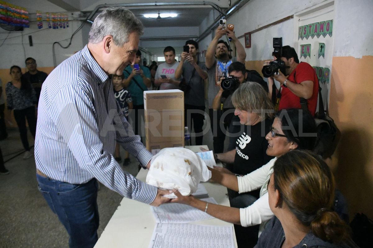 Rossi precisó que después del mediodía partirá hacia Buenos Aires para esperar los resultados “que estarán temprano porque se contabilizarán solamente dos boletas”. Rossi precisó que después del mediodía partirá hacia Buenos Aires para esperar los resultados “que estarán temprano porque se contabilizarán solamente dos boletas”.