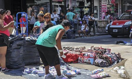 La venta ilegal callejera a nivel nacional subió 18,7% en el tercer trimestre de este año, respecto al período comprendido entre los meses de abril-mayo-junio pasado, según un informe elaborado por la Cámara Argentina de Comercio.&nbsp;