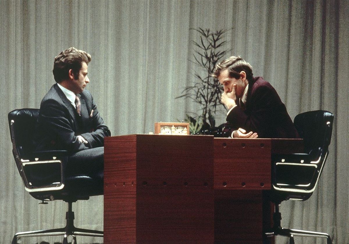 El duelo Spassky-Fischer paralizó al planeta y, Reikiavik, la capital de Islandia, fue el escenario del choque, que se disputó al mejor de 24 partidas. Tras 21 juegos y, con un marcador de 12,5-8,5, a partir del 1 de septiembre de 1972 la corona tenía un nuevo dueño, el undécimo (primer estadounidense y, a la fecha, único) de la historia. El duelo Spassky-Fischer paralizó al planeta y, Reikiavik, la capital de Islandia, fue el escenario del choque, que se disputó al mejor de 24 partidas. Tras 21 juegos y, con un marcador de 12,5-8,5, a partir del 1 de septiembre de 1972 la corona tenía un nuevo dueño, el undécimo (primer estadounidense y, a la fecha, único) de la historia.