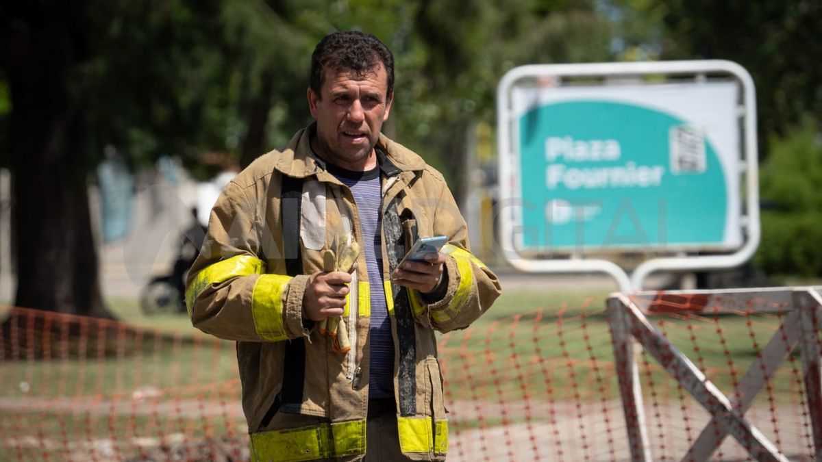 Marcelo Barca, monitoreó este mediodía el estado de los escombros que arden en la cava donde fueron trasladados.