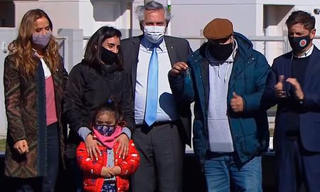 Fernández con una familia beneficiaria del plan. Fernández con una familia beneficiaria del plan.