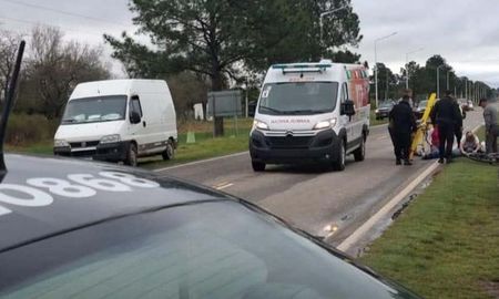 Un vehículo chocó a una joven que andaba en bicicleta en San Javier. Un vehículo chocó a una joven que andaba en bicicleta en San Javier.