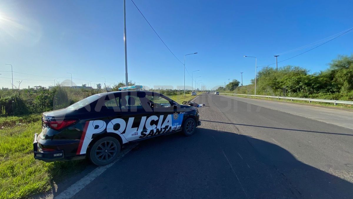 El motociclista ingresaba a la Circunvalación desde el Hipódromo cuando colisionó con el camión.