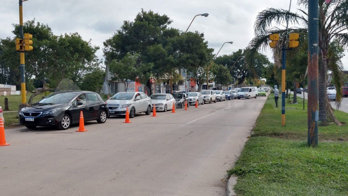 Los vehículos en espera dan cuenta de que las personas que concurren a recibir a dosis lo hacen con anticipación al turno asignado