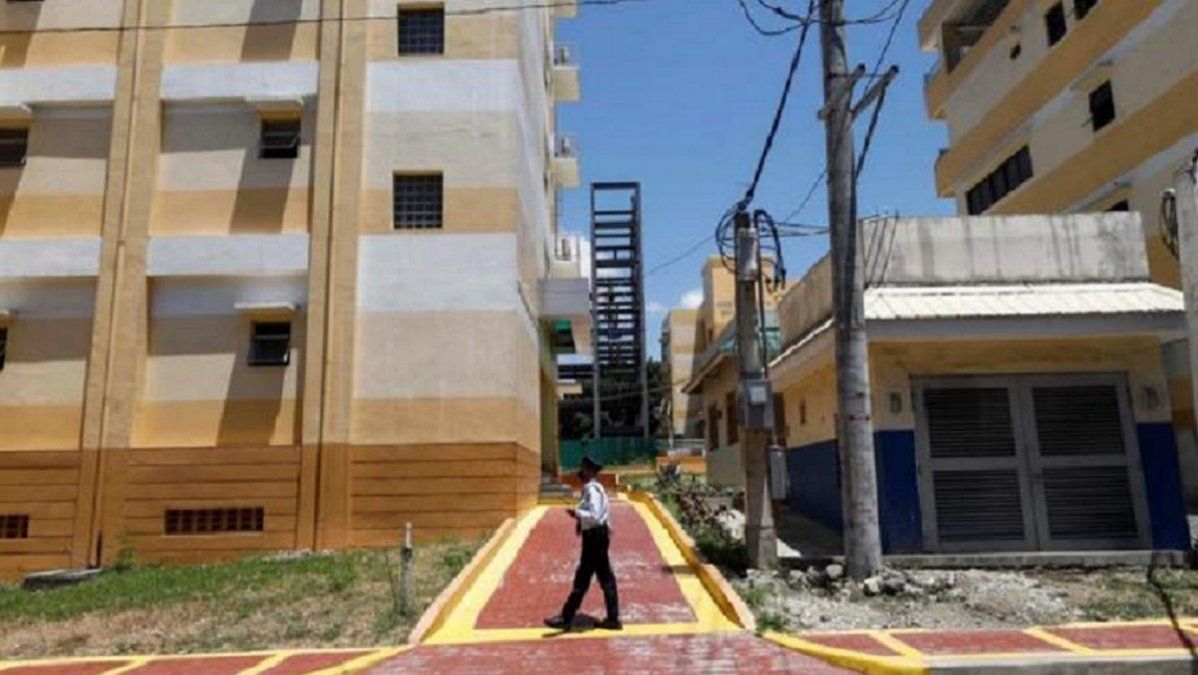 Capturan a los violadores de cuarentena filipinos, los enjaulan y castigan incinerándolos al sol