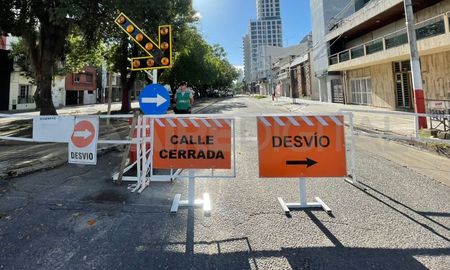 socavon en bulevar y 9 de julio: avanza la obra y en 15 dias retiraran las tablas estacas socavon en bulevar y 9 de julio: avanza la obra y en 15 dias retiraran las tablas estacas