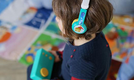 A través de una aplicación se les puede presentar a los niños el mismo material en formato de audio. A través de una aplicación se les puede presentar a los niños el mismo material en formato de audio.