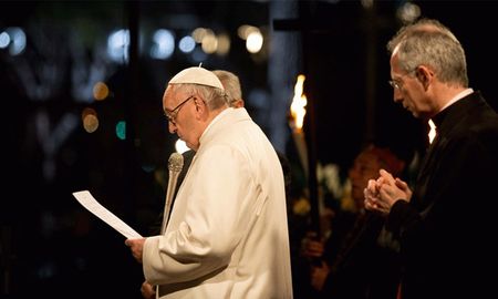 El Papa en el Vía Crucis celebrado en el Vaticano en 2019. Foto: ACI Prensa El Papa en el Vía Crucis celebrado en el Vaticano en 2019. Foto: ACI Prensa