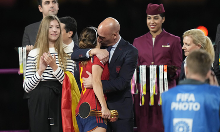 Indignación por beso del presidente de federación a Hermoso. Indignación por beso del presidente de federación a Hermoso.