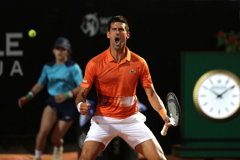Novak Djokovic gana su primer torneo del año con autoridad sobre el griego Tsitsipas