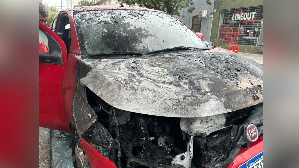 Un auto se incendió en Santa Fe este martes al mediodía en calle Tucumán.