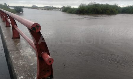 El arroyo Colastiné este jueves por la tarde, al límite con la cantidad de agua caída en la zona. El arroyo Colastiné este jueves por la tarde, al límite con la cantidad de agua caída en la zona.