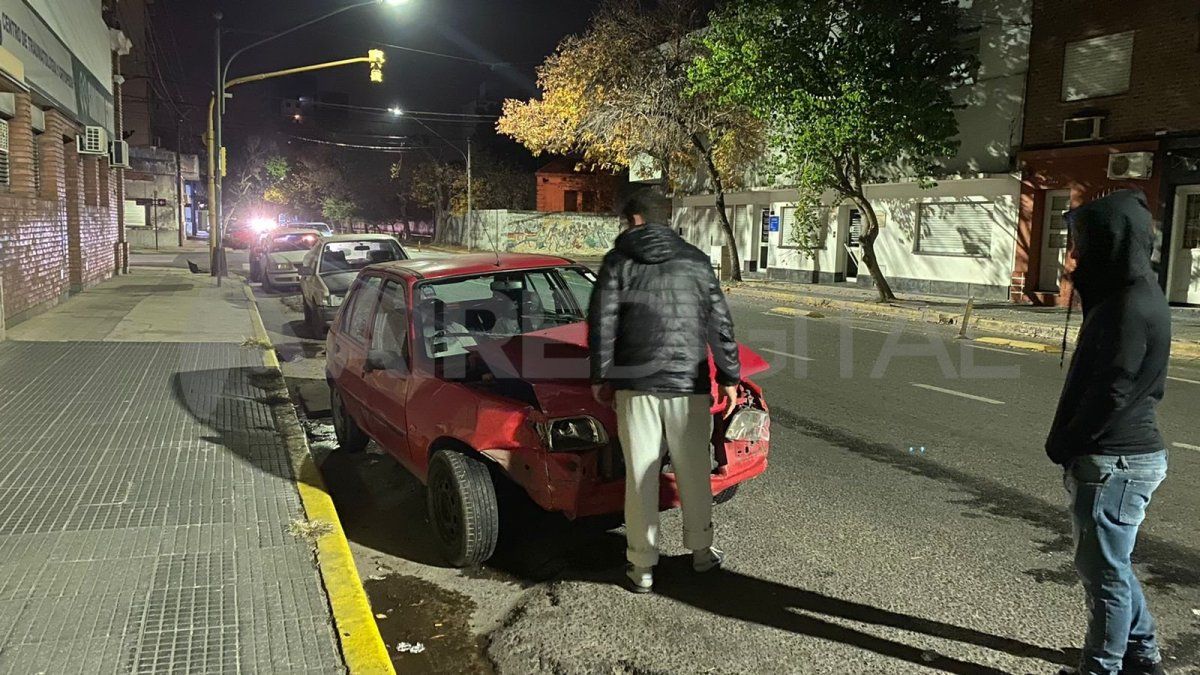 El conductor del auto rojo se retiró en un remís del lugar y dejó el coche en la esquina donde se produjo el accidente.