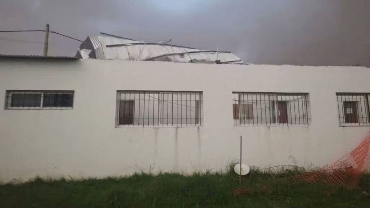 El episodio más relevante se registró en Villa Constitución, donde el viento provocó la voladura del techo de un centro de salud y la caída de ramas y cables. El episodio más relevante se registró en Villa Constitución, donde el viento provocó la voladura del techo de un centro de salud y la caída de ramas y cables.