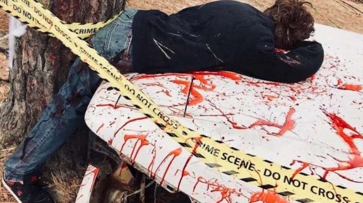 Una macabra decoración de Halloween acabó con un llamado al 911