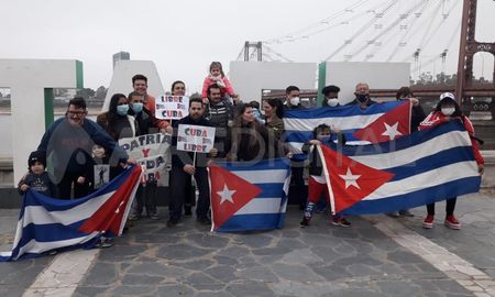 Con diferentes consignas en contra del gobierno cubano, los manifestantes expresaron su postura y aseguraron apoyar al pueblo cubano. Con diferentes consignas en contra del gobierno cubano, los manifestantes expresaron su postura y aseguraron apoyar al pueblo cubano.