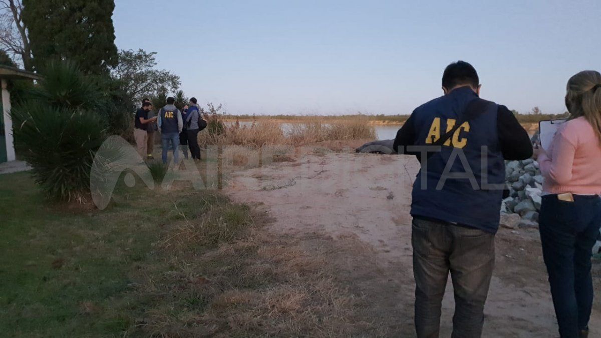 Este sábado, vecinos del barrio Nueva Detroit de Sauce Viejo, se encontraron un desagradable momento luego de advertir que dentro de una lona se encontraba el cuerpo de un hombre sin vida. El suceso tuvo lugar en Curupíes y su intersección con Estrella Federal, en el norte de la comuna.