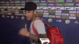La reacción de Neymar cuando le preguntaron por Messi La reacción de Neymar cuando le preguntaron por Messi
