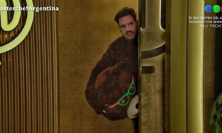 Damián Betular se disfrazó de oso y sorprendió a los famosos de MasterChef Celebrity 3 Damián Betular se disfrazó de oso y sorprendió a los famosos de MasterChef Celebrity 3