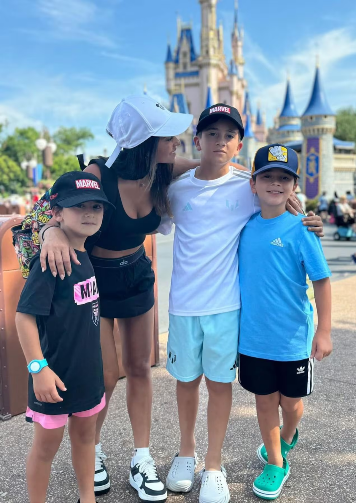 Antonela Roccuzzo y sus hijos disfrutaron de Disney. Antonela Roccuzzo y sus hijos disfrutaron de Disney.