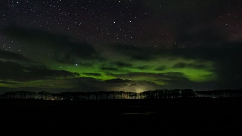 El destello verde de la aurora visto desde Portmahomack, en las Tierras Altas.