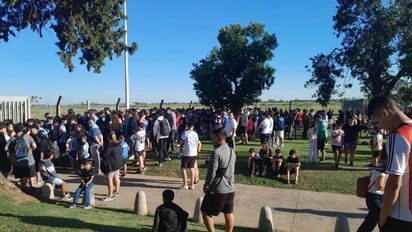 Messi en el Aeropuerto Internacional de Sauce Viejo: más de mil personas recibieron al GOAT sin inconvenientes