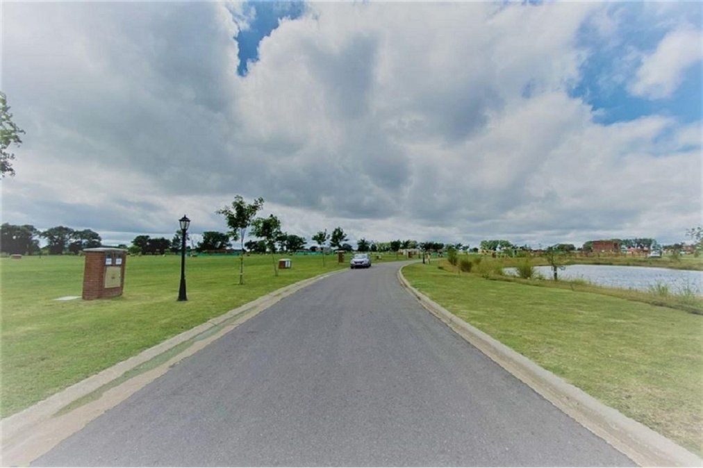 Pilar: asesinan a puñaladas a una mujer cuando esperaba a su esposo en el auto