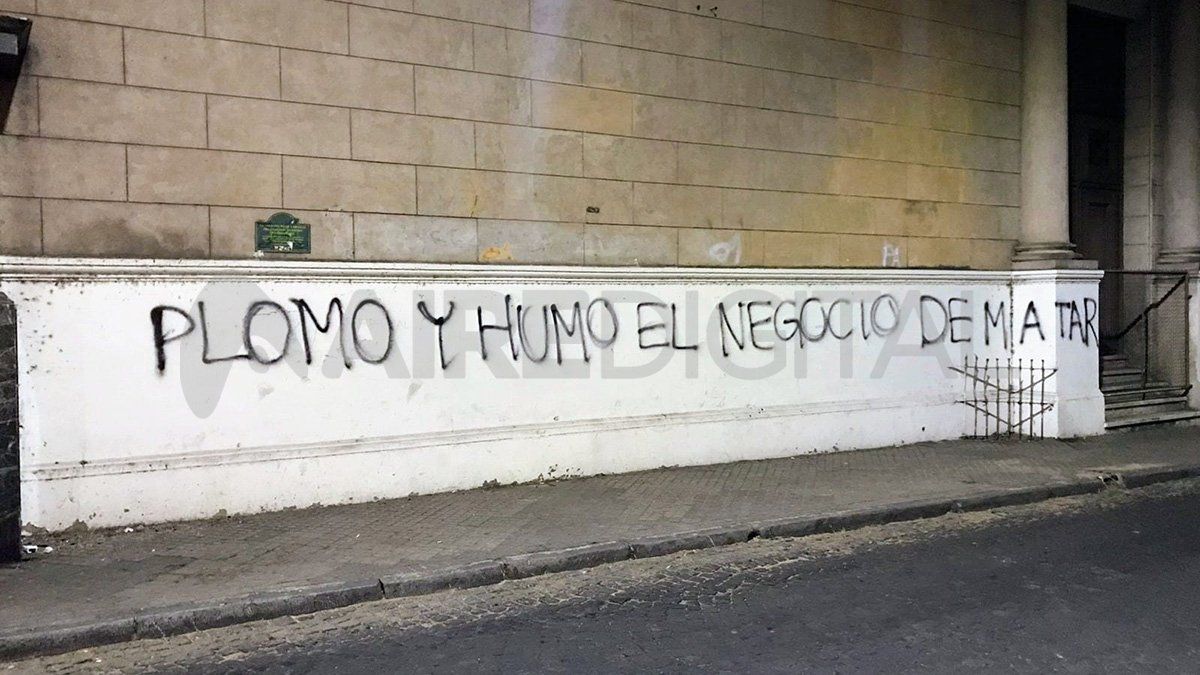 "Cómplices del fuego": las pintadas en Rosario tras el recrudecimiento de los incendios en el Delta 1 Pintadas en Rosario tras los incendios