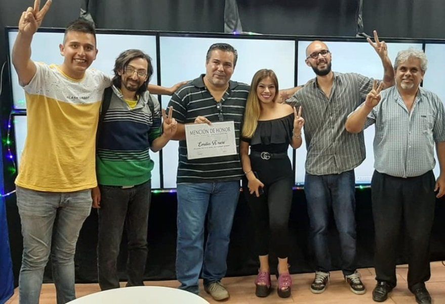 Celeste Burgos junto a Juan Ameri y varios militantes.