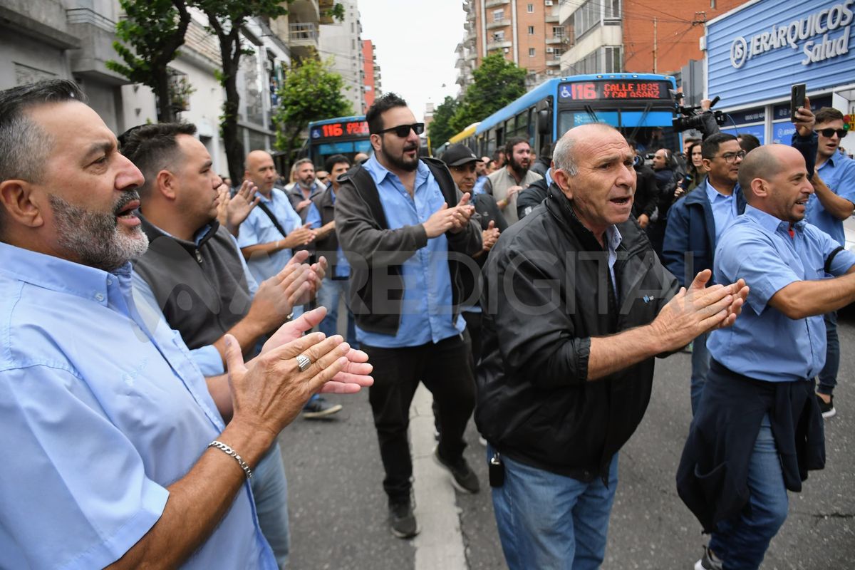 Emotiva despedida a César Roldán, el colectivero asesinado en Rosario. Emotiva despedida a César Roldán, el colectivero asesinado en Rosario.