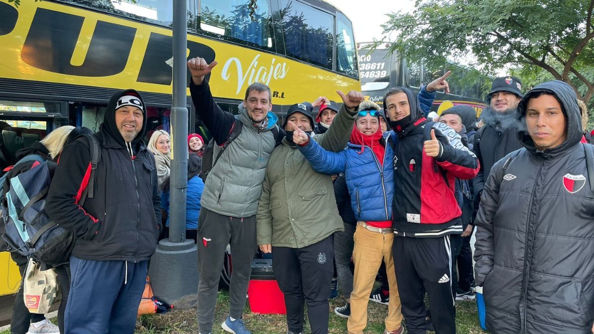 Alrededor de 300 hinchas partieron esta mañana desde El Palomar hacia la ciudad de Córdoba. Se calculan más de 7500 hinchas de Colón en el Mario Alberto Kempes.