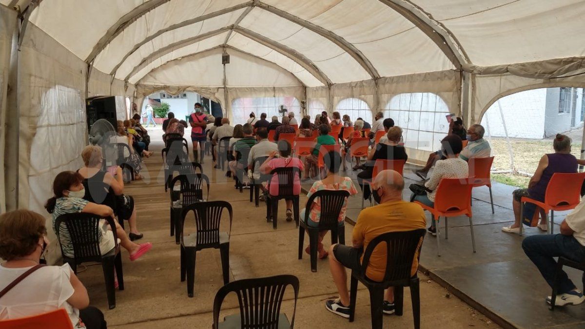 Los refuerzos sin turno previo están destinados a los mayores de 40 que cumplieron los cuatro meses de la aplicación de la ultima dosis, a las personas gestantes y a sus parejas, al personal de Seguridad y a docentes que no completaron esquema. 