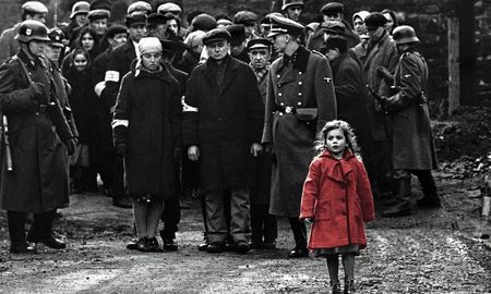 La lista de Schindler cuenta cómo Oskar Schindler gastó toda su fortuna en salvar a más de mil judíos que iban a ser enviados al campo de exterminio de Auschwitz. La lista de Schindler cuenta cómo Oskar Schindler gastó toda su fortuna en salvar a más de mil judíos que iban a ser enviados al campo de exterminio de Auschwitz.