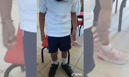 Esta maestra le regaló unos zapatos a su alumno y su dulce reacción se volvió viral Esta maestra le regaló unos zapatos a su alumno y su dulce reacción se volvió viral