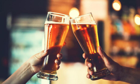 Pidió una cerveza y dejó propina de $300.000 para que no cierren el bar Pidió una cerveza y dejó propina de $300.000 para que no cierren el bar