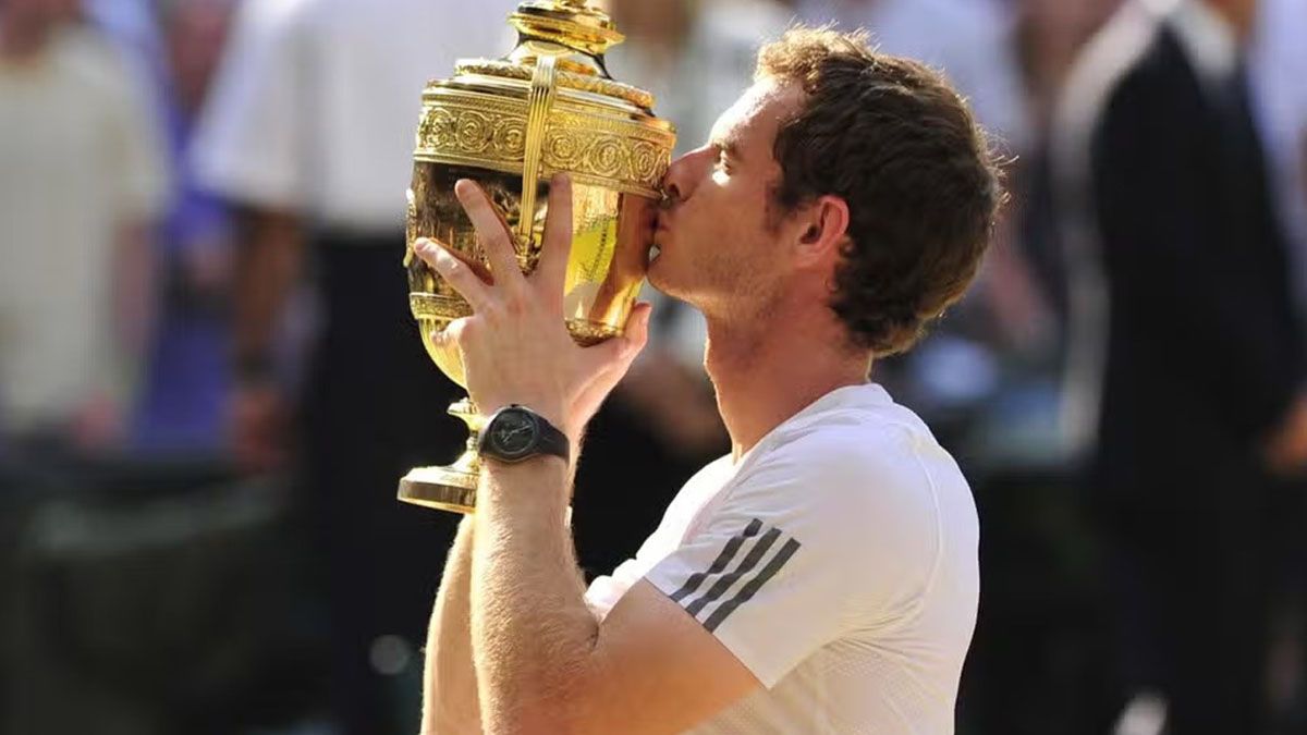 El domingo 7 de julio de 2013, Andy Murray se consagró campeón en Wimbledon al vencer a Djokovic por 6-4, 7-5 y 6-4 y, así, se convirtió en el primer británico en lograrlo tras 77 años, ya que el último nacido en Reino Unido que lo había hecho fue Fred Perry, en 1936. El domingo 7 de julio de 2013, Andy Murray se consagró campeón en Wimbledon al vencer a Djokovic por 6-4, 7-5 y 6-4 y, así, se convirtió en el primer británico en lograrlo tras 77 años, ya que el último nacido en Reino Unido que lo había hecho fue Fred Perry, en 1936.