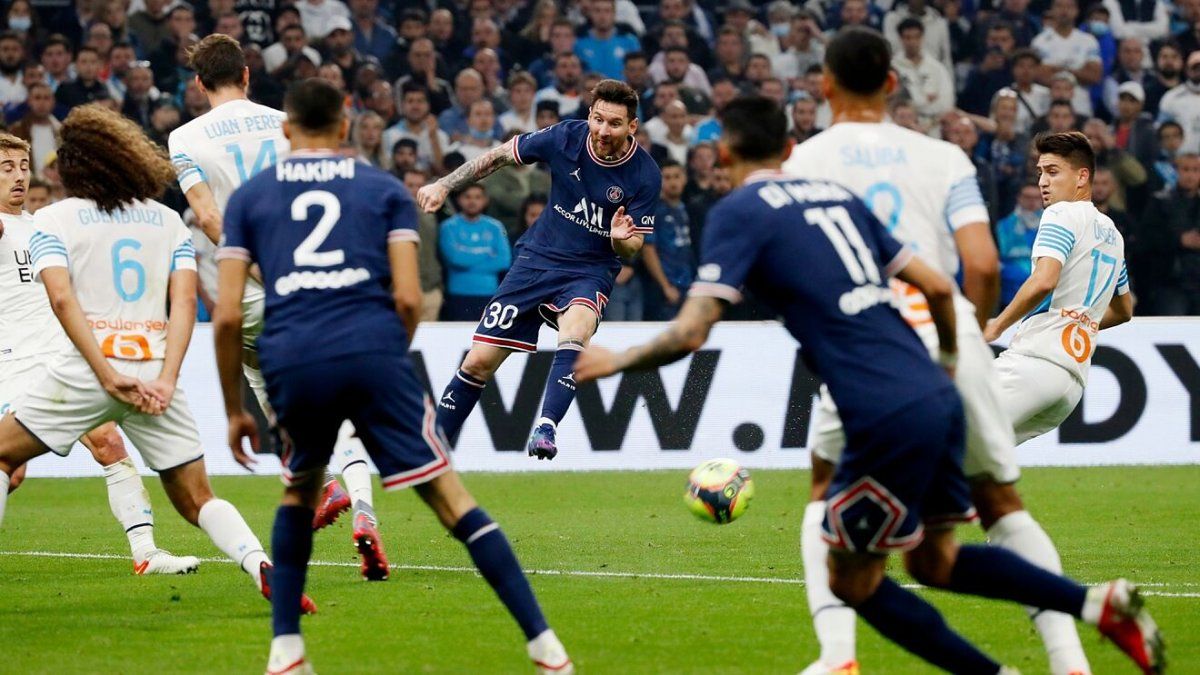 Lionel Messi remató al arco y el arquero Pau López evitó que anote en Le Classique de Francia.