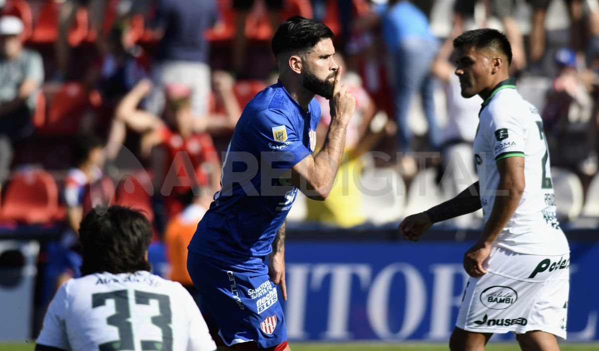 El festejo de Nicolás Orsini tras su gol vs. Sarmiento.