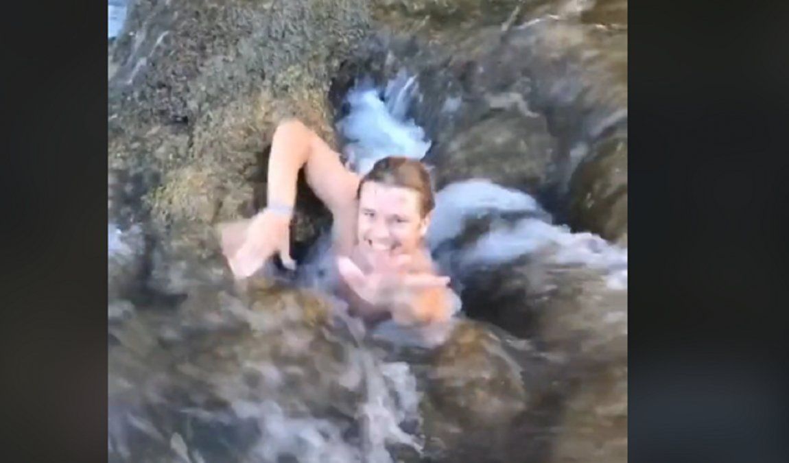 Video viral: joven se lanzó por un larguísimo túnel natural acuático y dejó impactados a todos.
