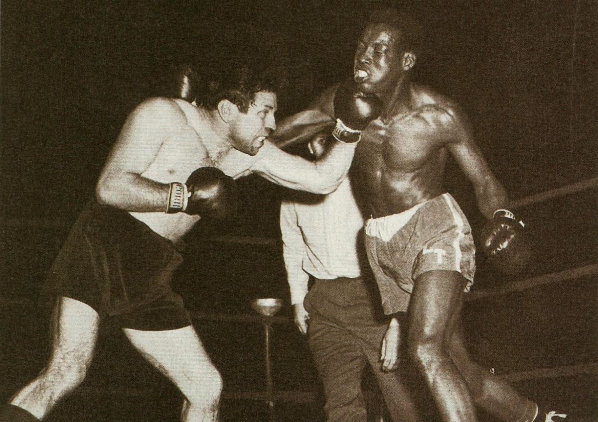 El sábado 12 de julio de 1952 y, en el Luna Park, Gatica le GKO 8 al panameño, Luis Federico Thompson quien, años después, se convertiría en uno de los mejores welter de la historia nacional, y se consagraría campeón argentino (ciudadanía que adoptó) y sudamericano de las 147 libras o 66,678 kilos. El sábado 12 de julio de 1952 y, en el Luna Park, Gatica le GKO 8 al panameño, Luis Federico Thompson quien, años después, se convertiría en uno de los mejores welter de la historia nacional, y se consagraría campeón argentino (ciudadanía que adoptó) y sudamericano de las 147 libras o 66,678 kilos.