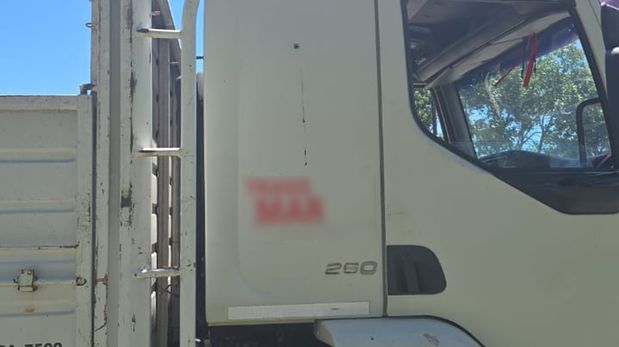 Los orificios de bala en el camión atacado este sábado por la tarde en Circunvalación Oeste.